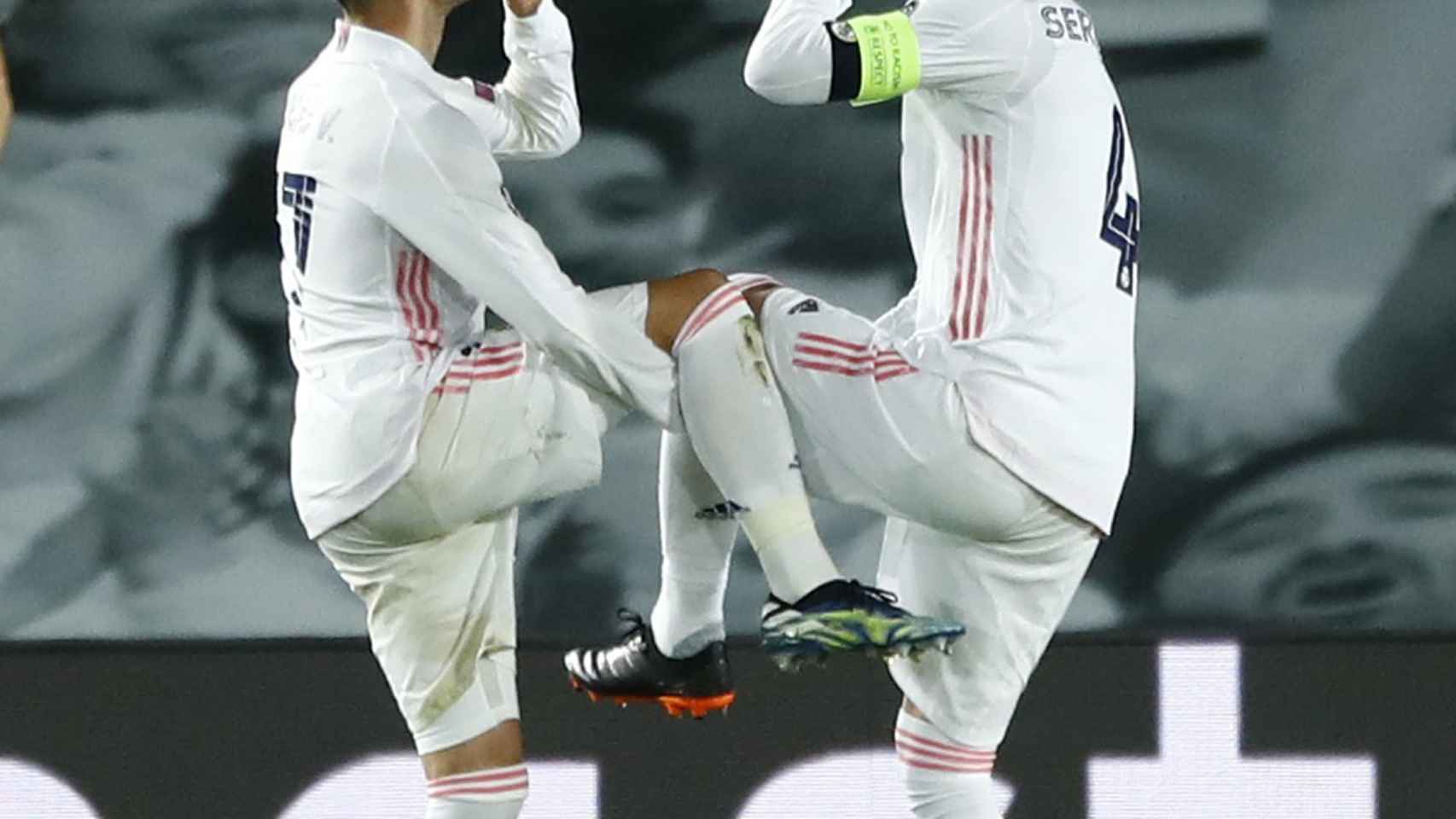 Lucas Vázquez celebra con Sergio Ramos su gol al Atalanta