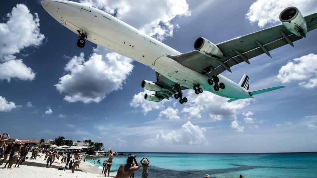 Avión aterrizando en el Aeropuerto Princess Juliana en las Antillas Holandesas