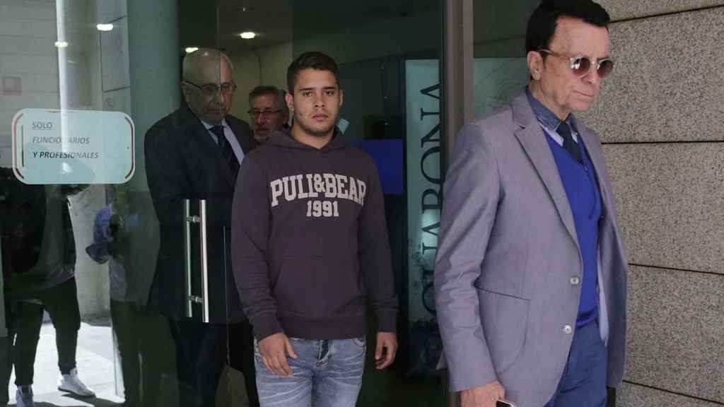 José Fernando saliendo de los juzgados junto a su padre en abril de 2017.