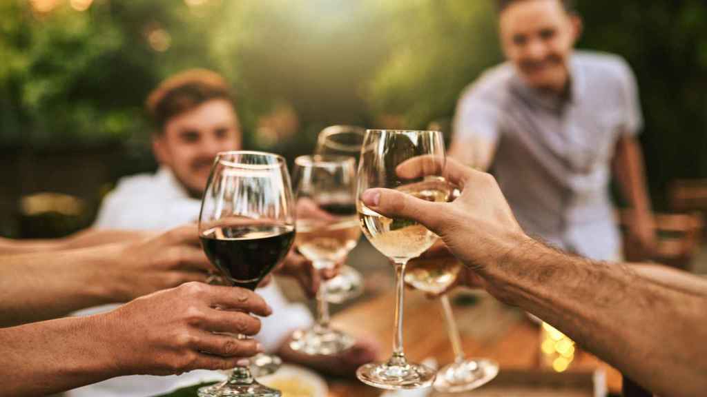 Brindar con vino es un acto social muy típico de España.
