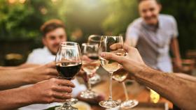 Brindar con vino es un acto social muy típico de España.