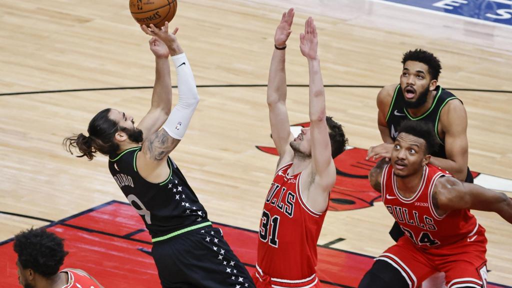 Ricky Rubio lanzando a canasta en un partido de Minnesota Timberwolves