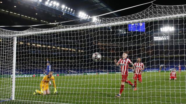 Oblak mira al balón tras el gol de Ziyech