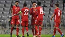 Piña de los jugadores del Bayern Múnich para celebrar el gol de Choupo-Moting