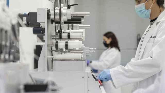 Dos investigadoras de Biolan en los laboratorios de esta biotech del País Vasco.