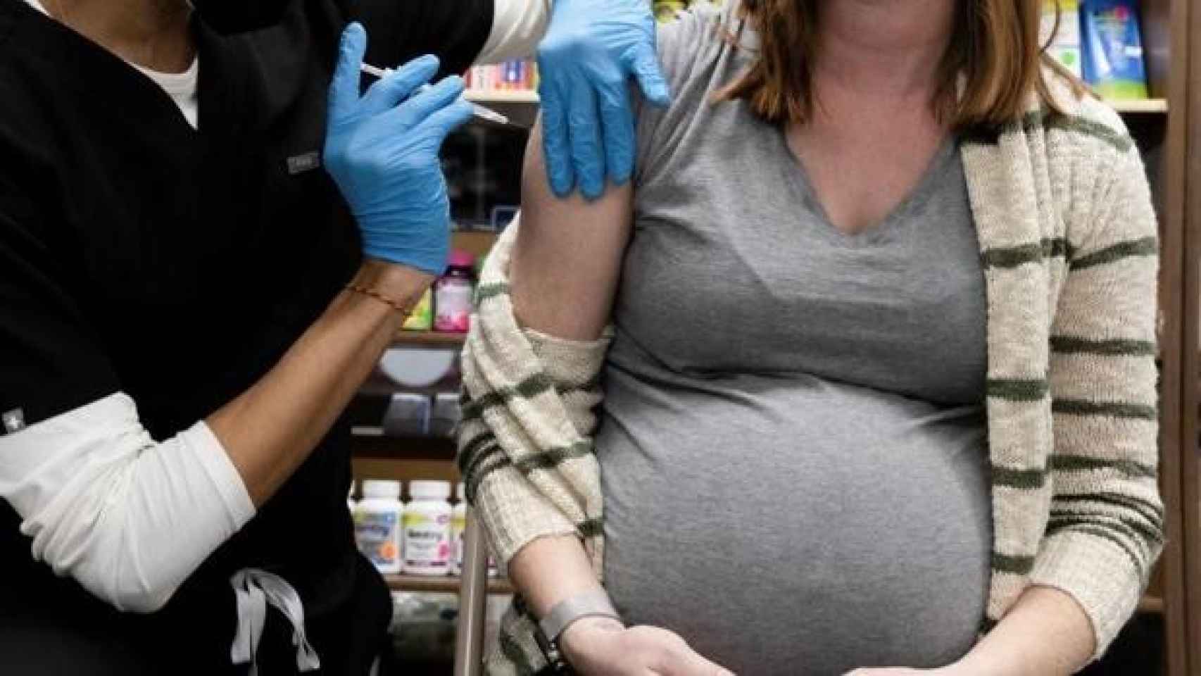 Una mujer embarazada recibe una vacuna.