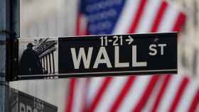 Un indicador de Wall Street frente a la sede de la Bolsa de Nueva York.
