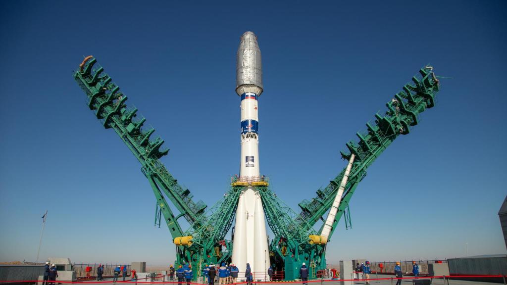 Preparación del lanzamiento del primer nanosatélite a bordo de la nave Soyuz en la base de Baikonur.