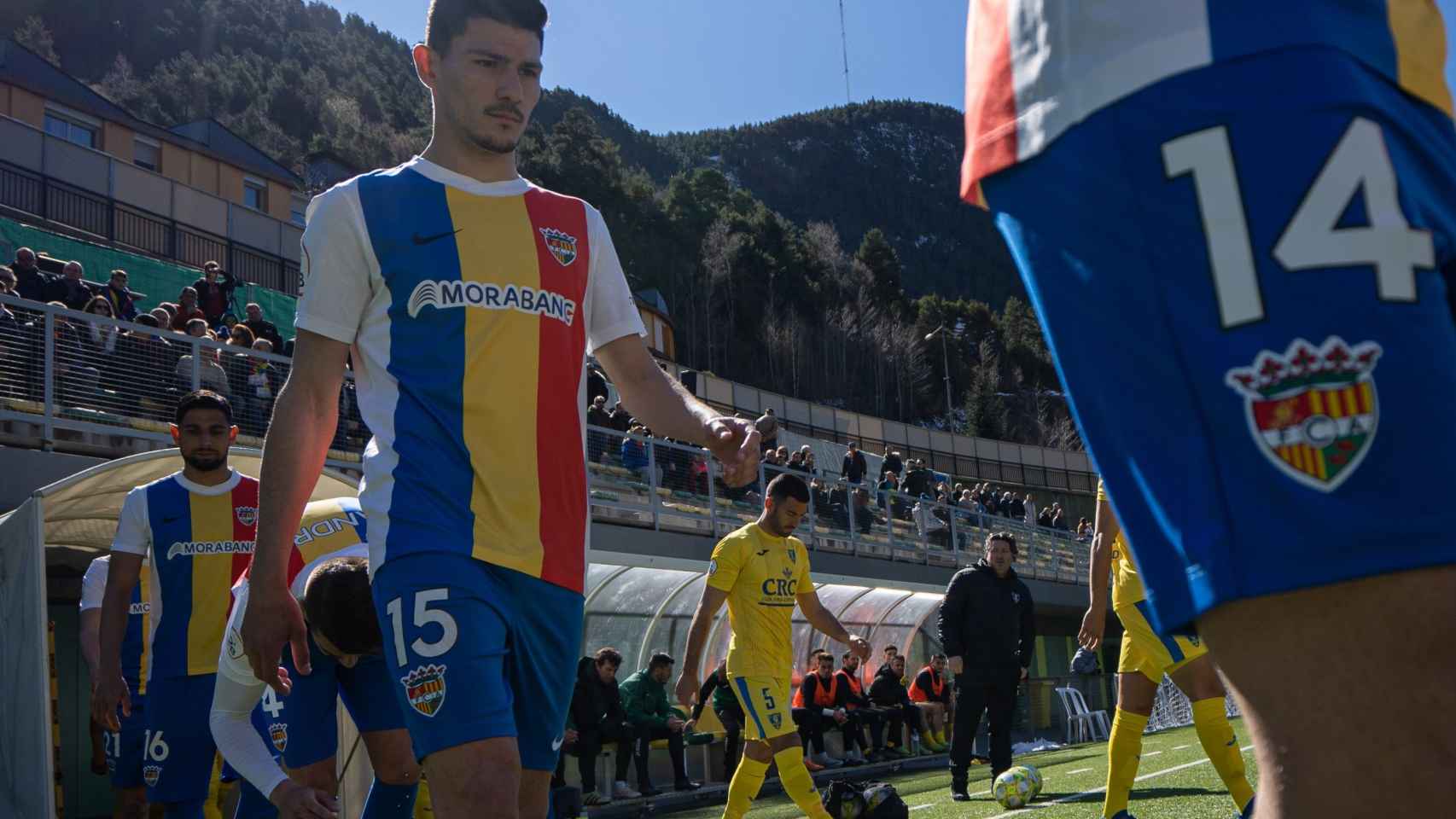 El FC Andorra de Gerard Piqué, saltando al campo de Prada de Moles. Foto: Twitter (@fcandorra)