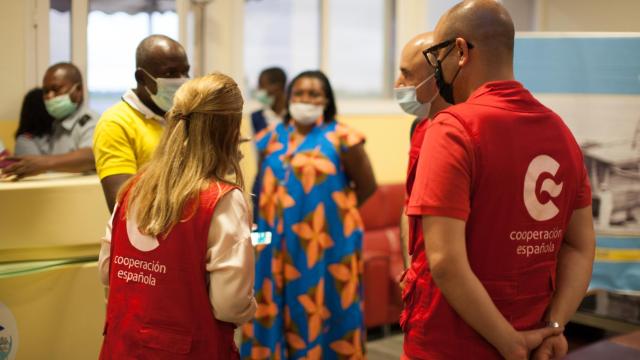 El equipo START visita en Bata uno de los tres hospitales que atiende a heridos por la explosión.