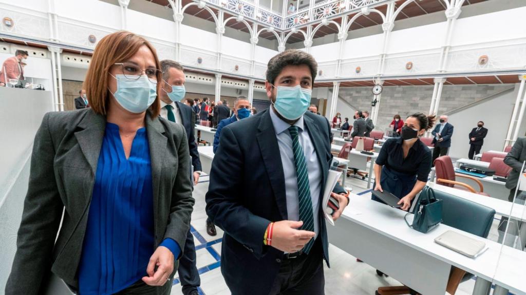 El presidente regional, Fernando López Miras, junto a la vicepresidenta, Isabel Franco.
