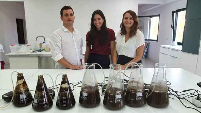 Jordi Margarit, Patrícia Aymà y Noelia Márquez, en la planta de cafe de Nestlè en Girona.