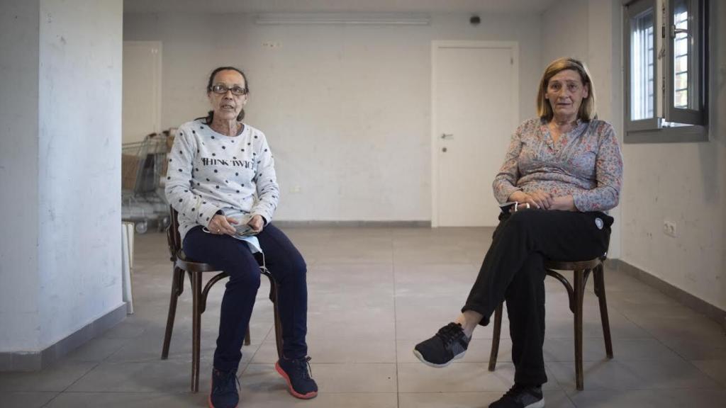 Isabel Osuna (izquierda) e Isabel Escudero, vecinas del barrio onubense Pérez Cubillas.