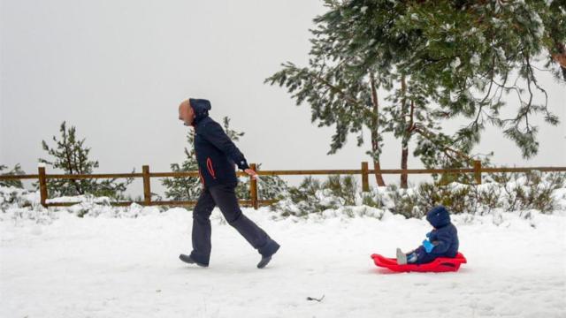 Un hombre con su hijo en la Sierra de Madrid en una fotografía de archivo.