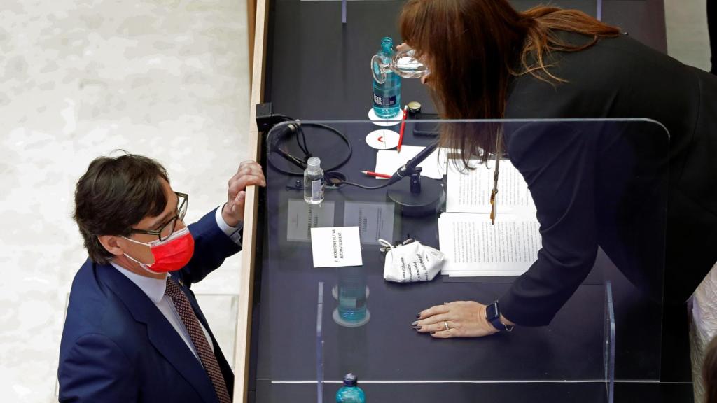 Salvador Illa (PSC) habla con Laura Borràs (JxCat), presidenta recién elegida del Parlamento autonómico catalán.