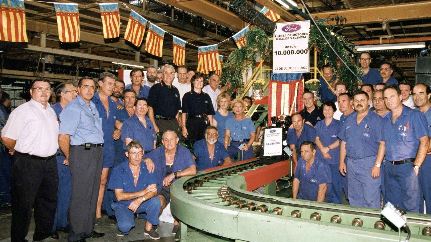 Foto conmemorativa del año 2000, cuando Ford alcanzó los 10 millones de motores fabricados en Almussafes. EE