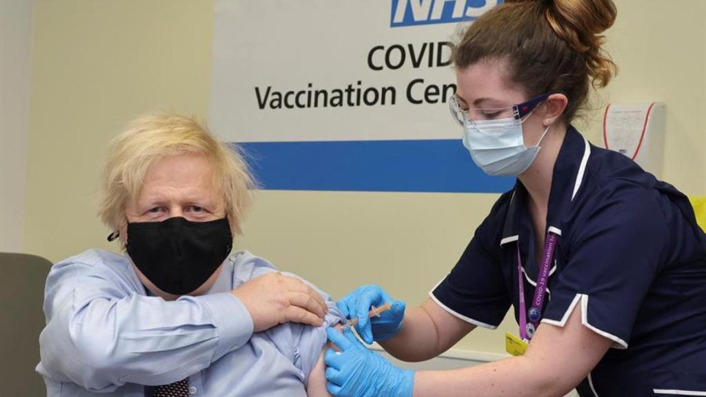 Dosis de confianza para AstraZeneca: Boris Johnson, Draghi y Castex reciben su vacuna
