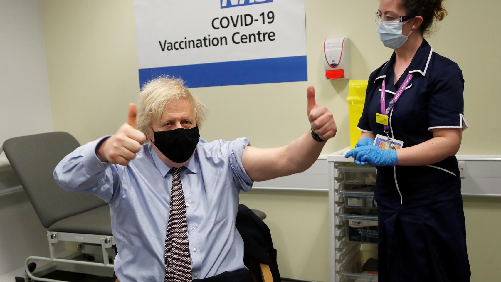 Boris Johnson recibiendo la vacuna.