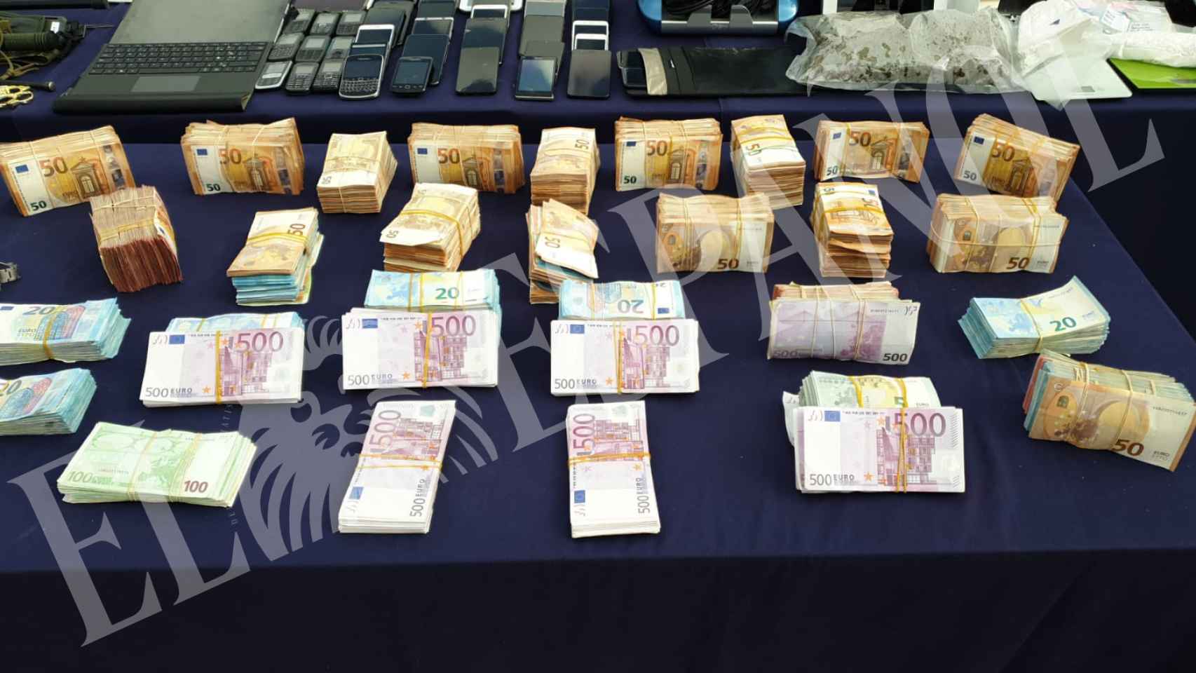 El dinero incautado, acumulado por los agentes de la UDYCO.