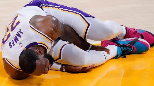 LeBron James se duele de su tobillo derecho