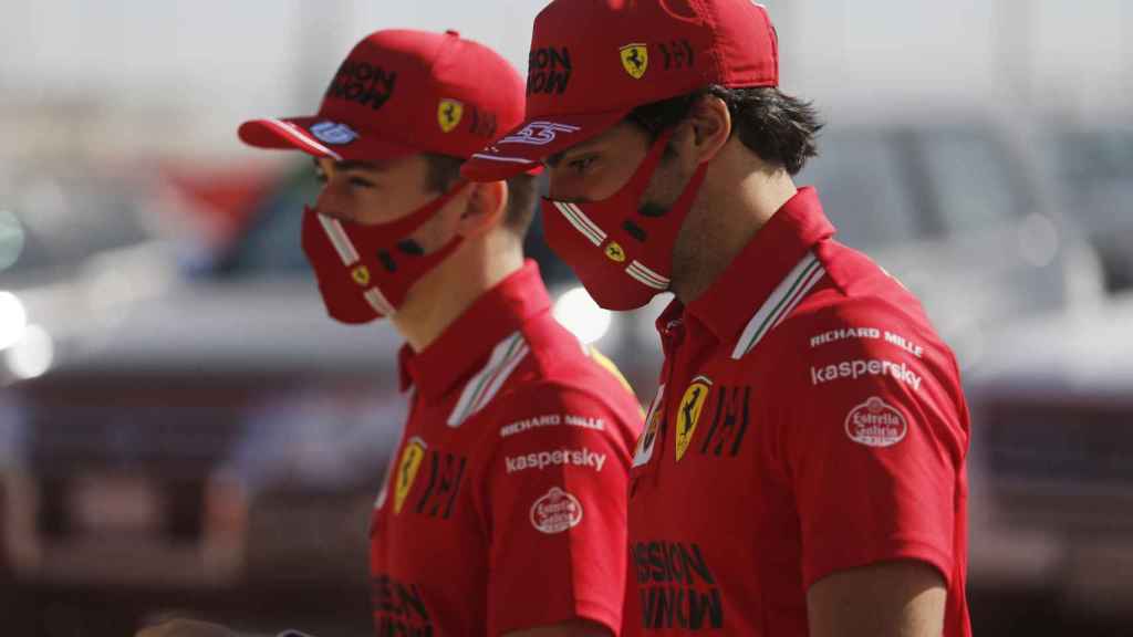 Carlos Sainz y Charles Leclerc en los test de Bahrein de F1