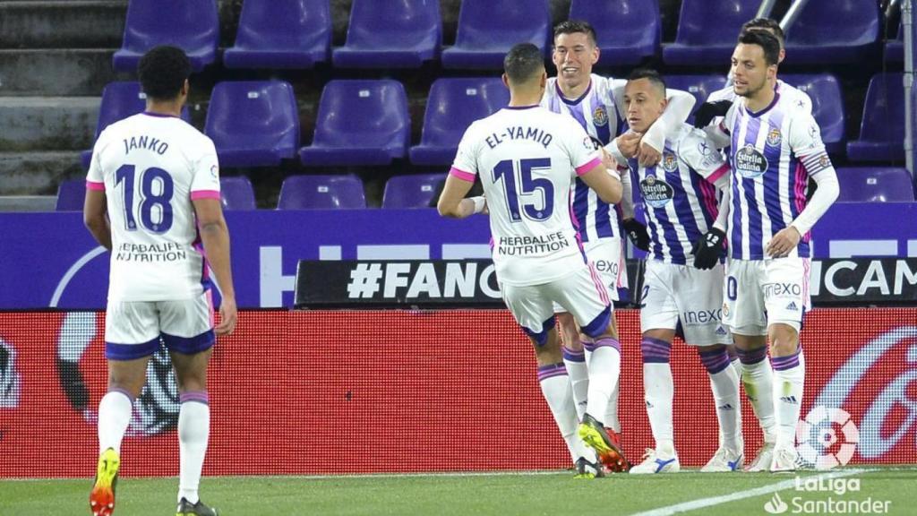 Piña de los jugadores del Valladolid para celebrar el gol de Fabián Orellana