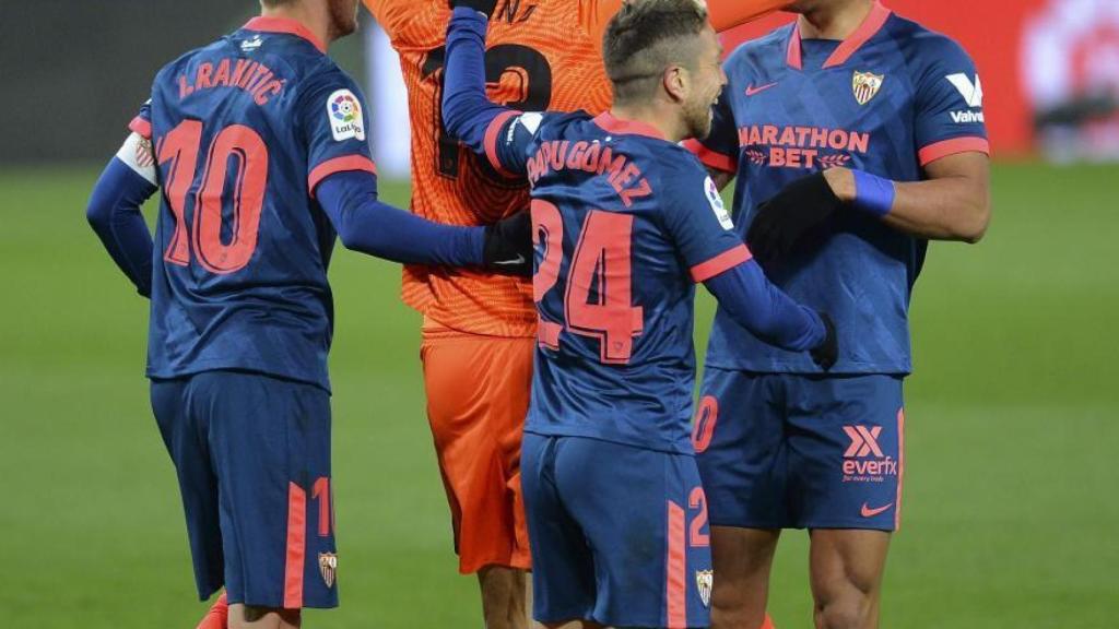 Los jugadores del Sevilla celebran con Bono su gol