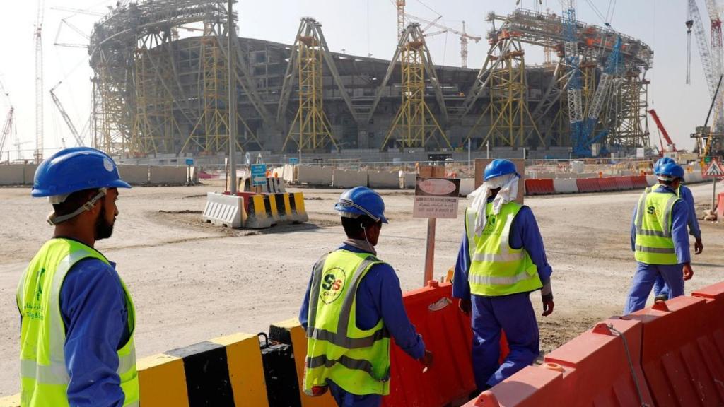 Trabajadores de uno de los estadios para el Mundial de 2022.