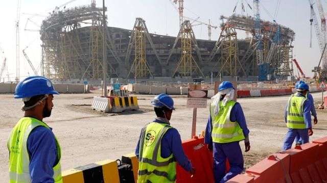 Trabajadores de uno de los estadios para el Mundial de 2022.