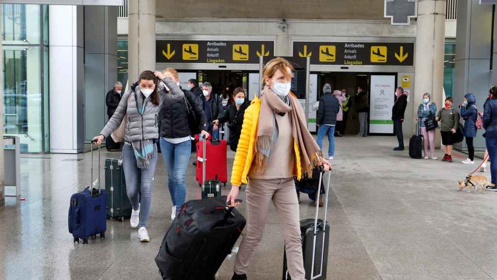 Turistas alemanes llegan al aeropuerto de Palma de Mallorca.