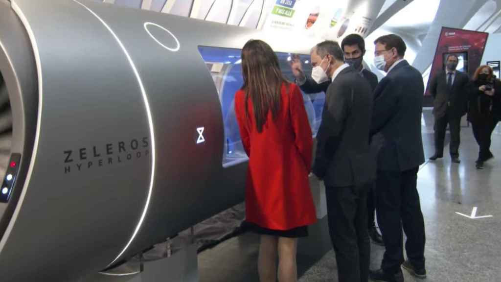 Los líderes políticos interesándose por el funcionamiento del Hyperloop desarrollado por la valenciana Zeleros