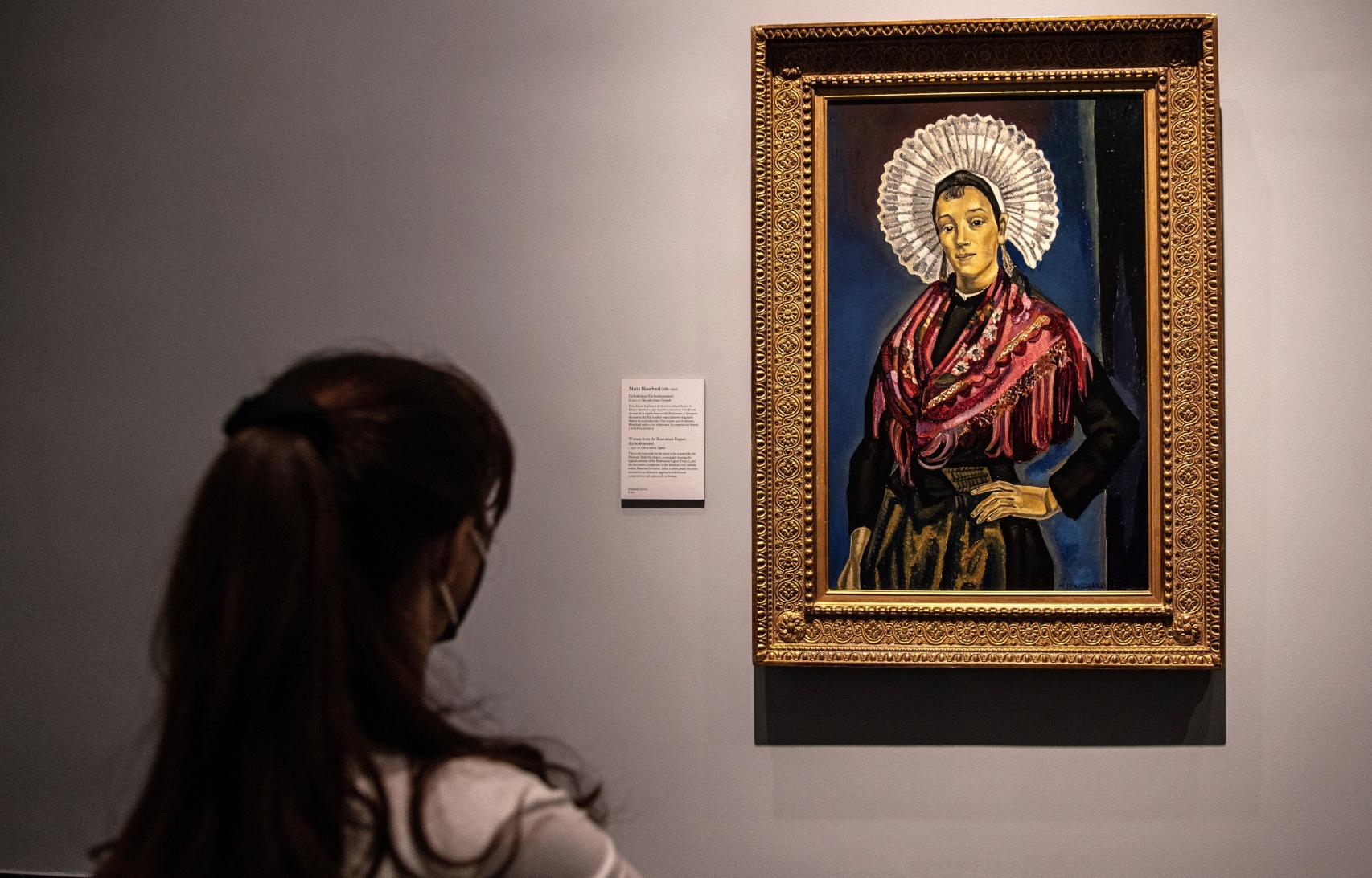 Una mujer observa la obra de María Blanchard.