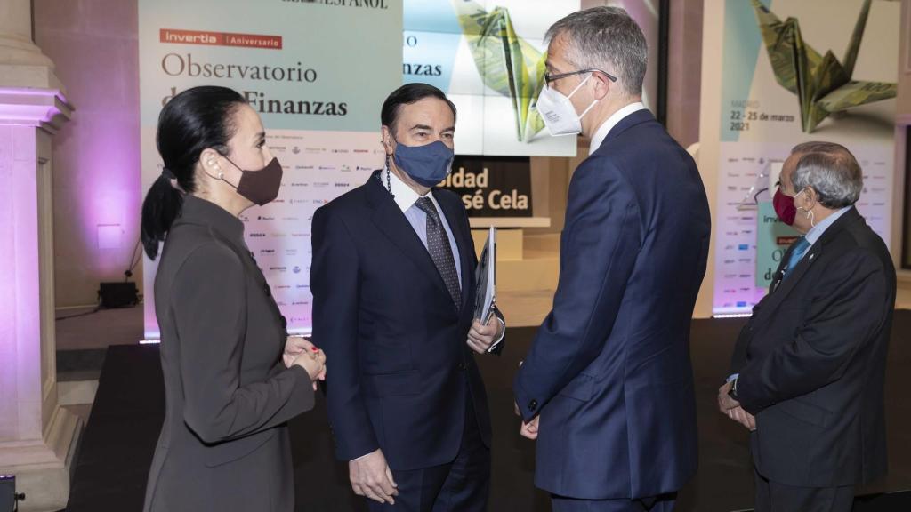 El gobernador del Banco de España, Pablo Hernández de Cos, el presidente ejecutivo y director de EL ESPAÑOL, Pedro J. Ramírez, y la vicepresidenta del Consejo de Administración del periódico, Cruz Sánchez de Lara.