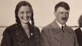 Geli Raubal y Adolf Hitler.