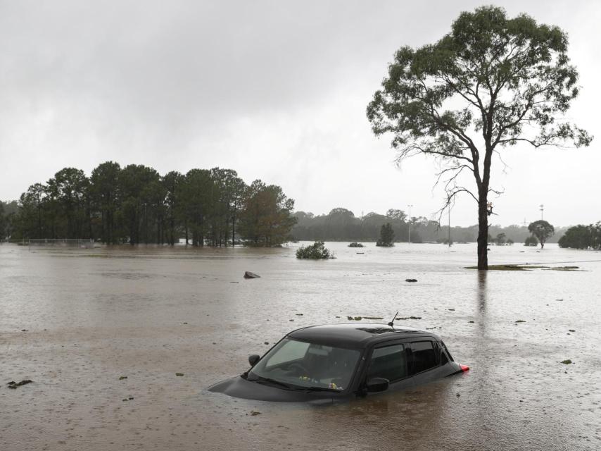 Los coches aparcados en las calles se han convertido en balsas a la deriva.