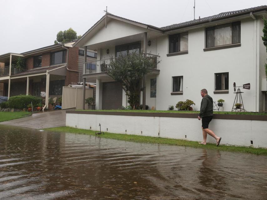 Un hombre vuelve a su casa, completamente inundada tras el temporal.