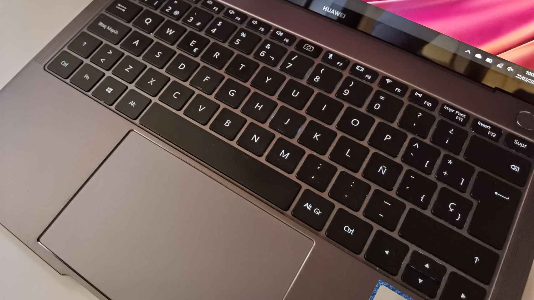 El generoso trackpad del Huawei MateBook X Pro, con el teclado retroiluminado