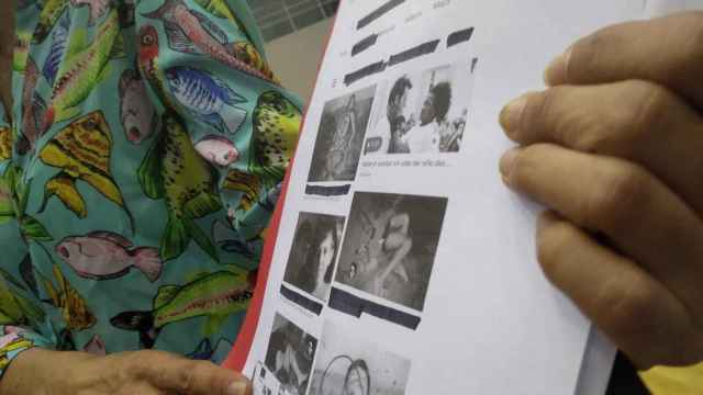 Patricia, madre de Gabriel Cruz, enseña las imágenes de la denuncia a la prensa.