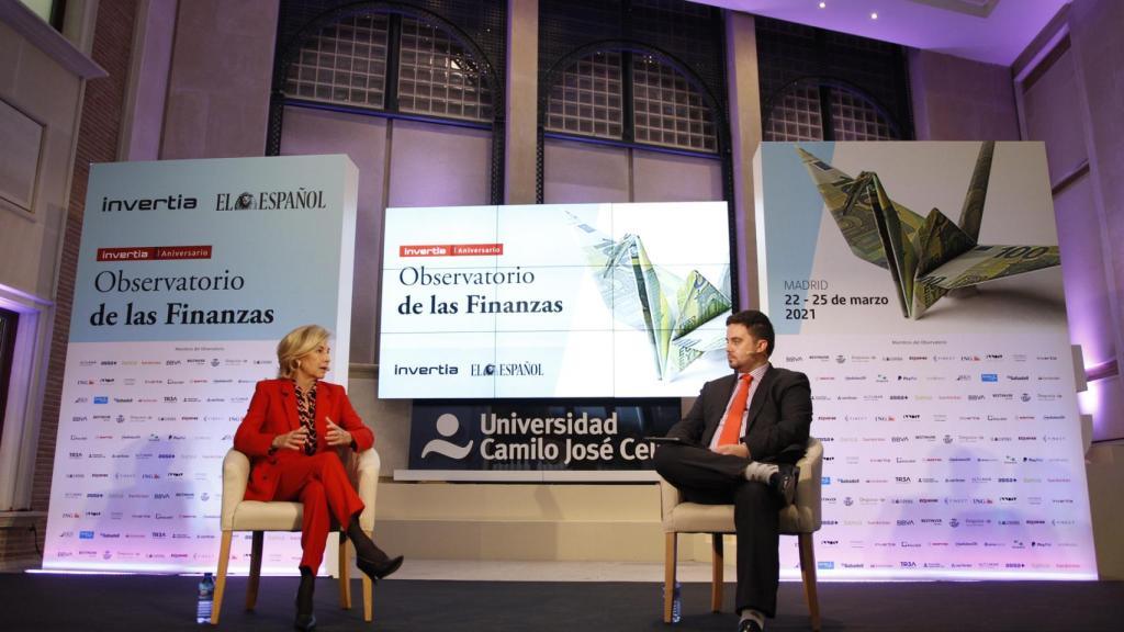 María Dolores Dancausa, CEO de Bankinter, y Arturo Criado, redactor jefe de Invertia, durante el Observatorio de las Finanzas.