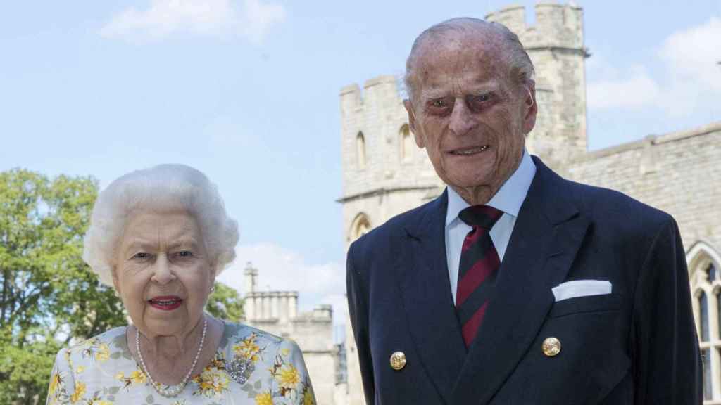 La reina Isabel y el duque de Edimburgo en una imagen frente al castillo de Windsor tomada en junio de 2020.
