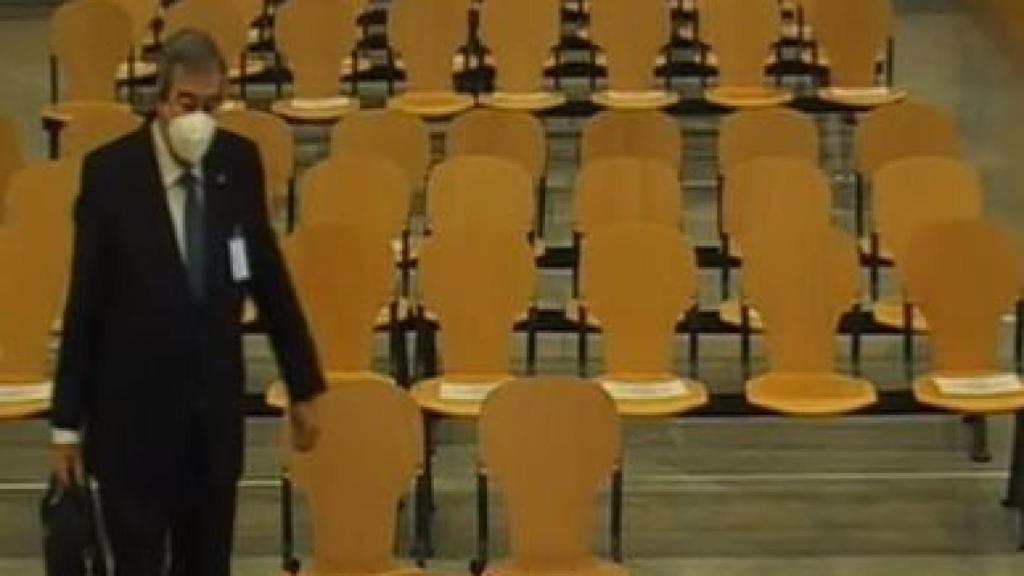 Álvarez-Cascos llega a la sala para declarar como testigo en el juicio contra Bárcenas./