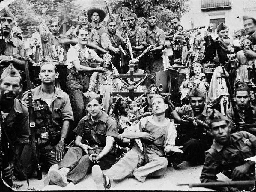 Milicianos de la Brigada de la Muerte en Caspe posando con los objetos e imágenes religiosas confiscadas en Caspe antes de quemarlas.