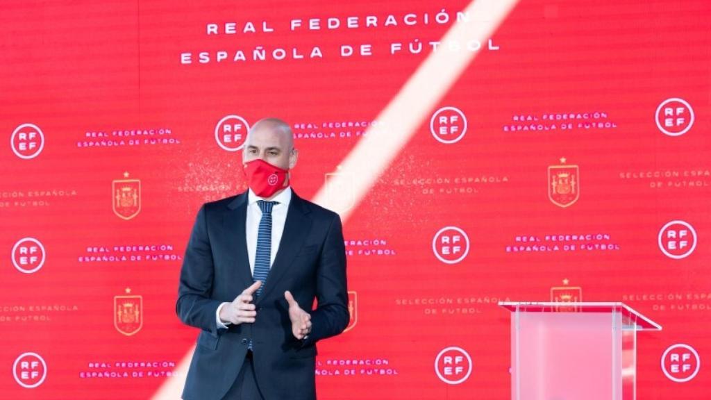 Luis Rubiales, presentando el nuevo logo de la RFEF