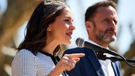 Arrimadas, durante un acto del partido; con Edmundo Bal al fondo.