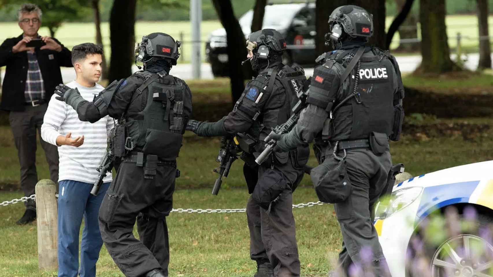 La policía hace retroceder a los curiosos tras el atentado en una mezquita de Christchurch.