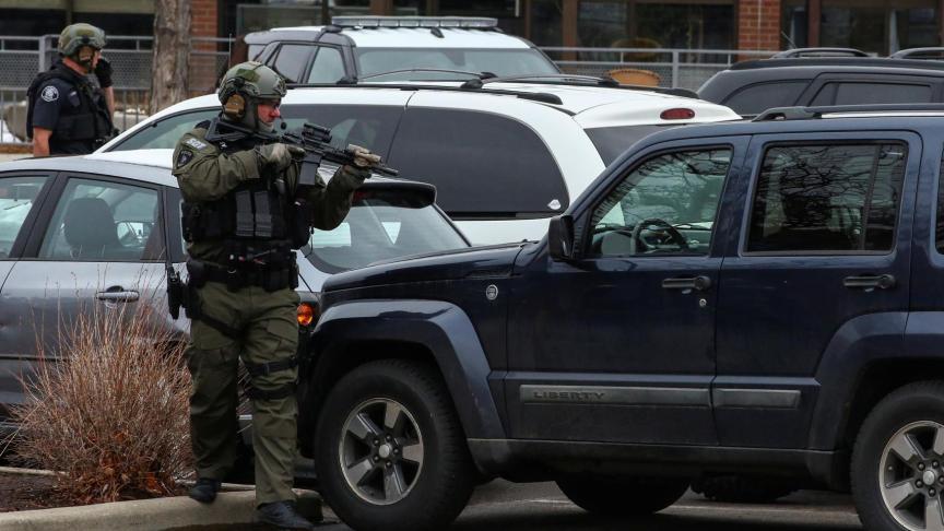 Un miembro de la seguridad especializada de EEUU apunta con su arma en el lugar del tiroteo.