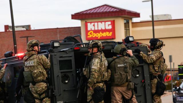 Un equipo de Policía y de los Swat en el supermercado donde tuvo lugar el tiroteo (Colorado, EEUU).