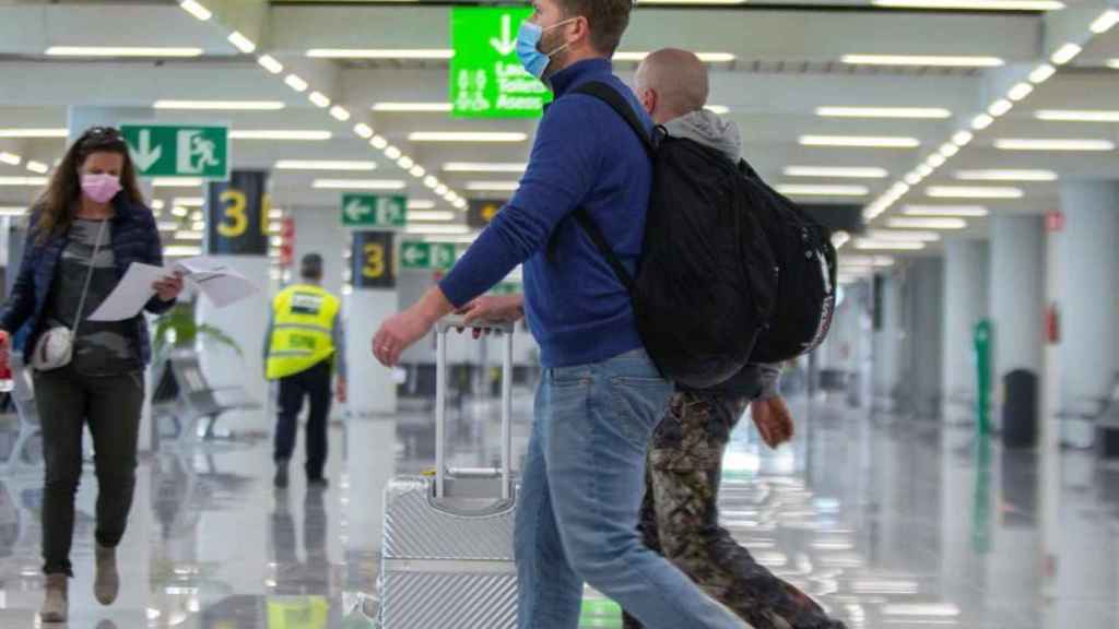 Turistas en un aeropuerto.