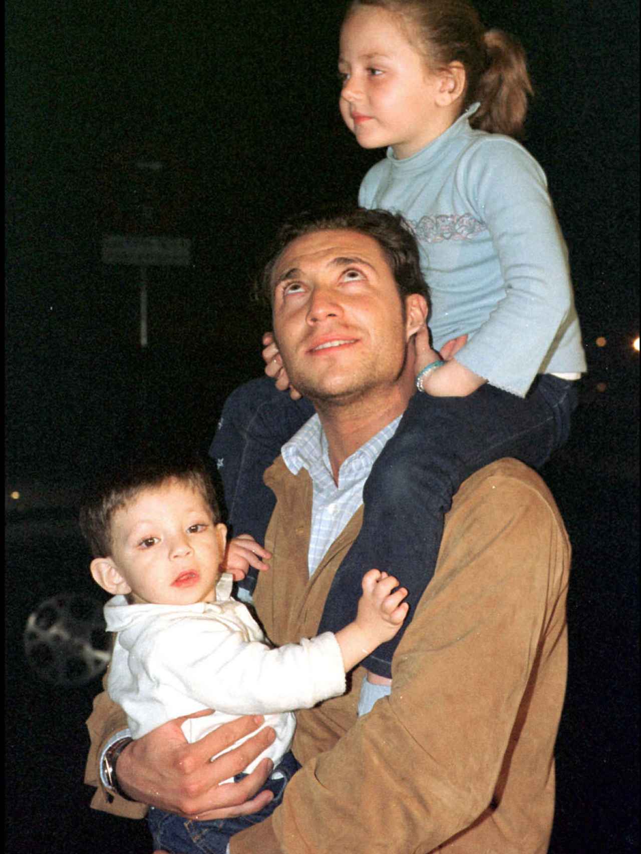 Antonio David Flores con sus dos pequeños, Rocío y David.