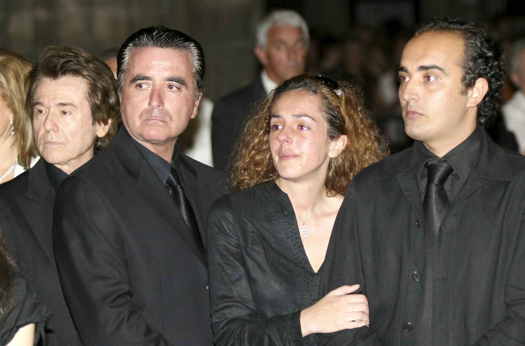 Fidel, apoyando a Rocío Carrasco en el último adiós a su madre.